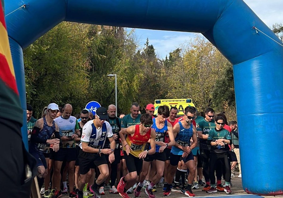 Imagen principal - Varios momentos de la carrera a la salida, con los corredores preparados y en la fotografía central el jefe de la Comandancia y el suboficial mayor.