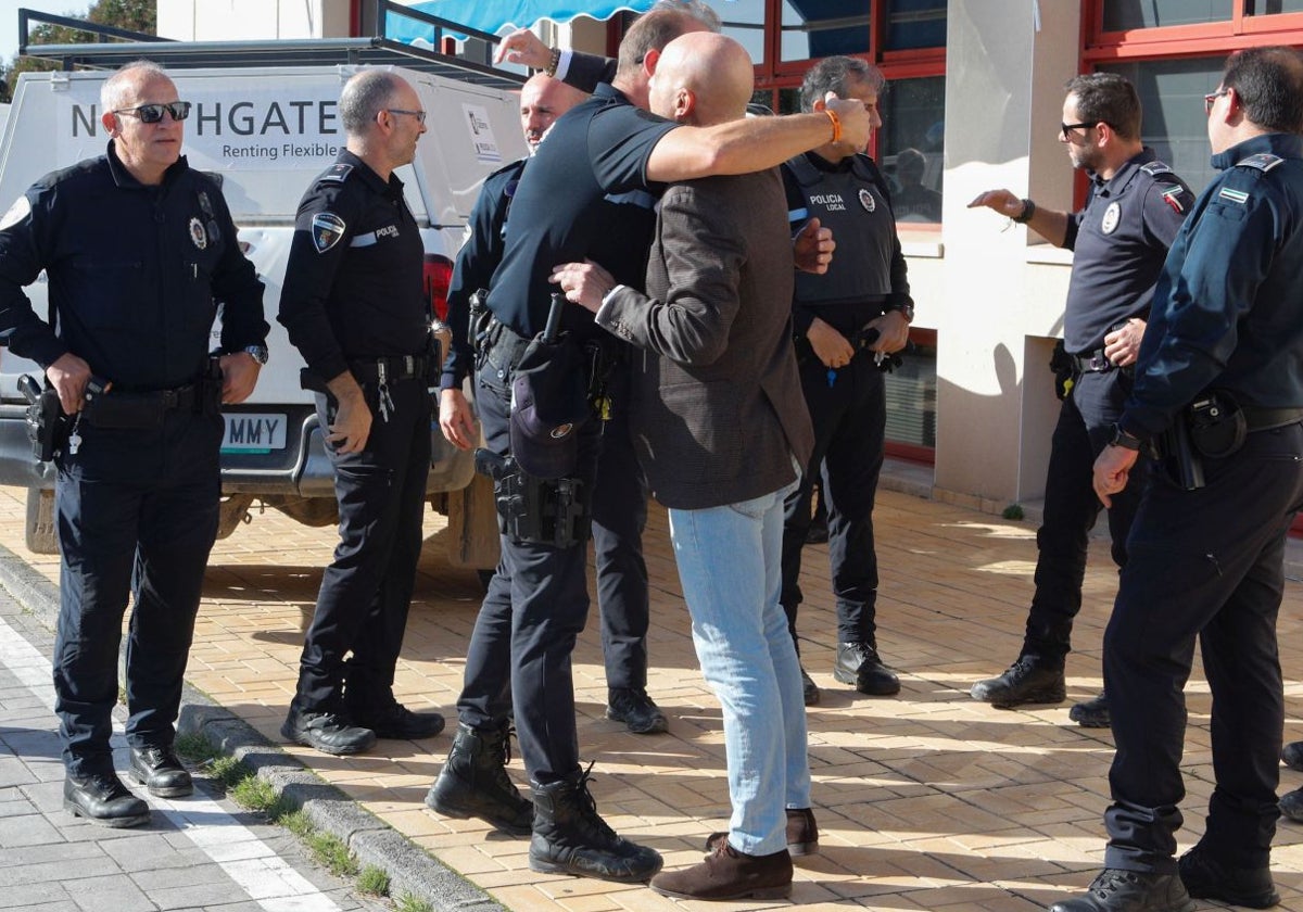 El edil de Seguridad, de espaldas, recibe a los agentes a su llegada de Valencia.