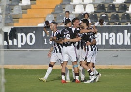 Los jugadores del Badajoz celebran uno de los goles de la victoria ante el Arroyo de esta temporada.