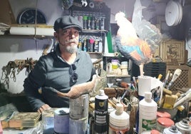 Javier Cabrera Naranjo en el taller de su casa de Fuente del Arco preparando una comadreja y un gallo.