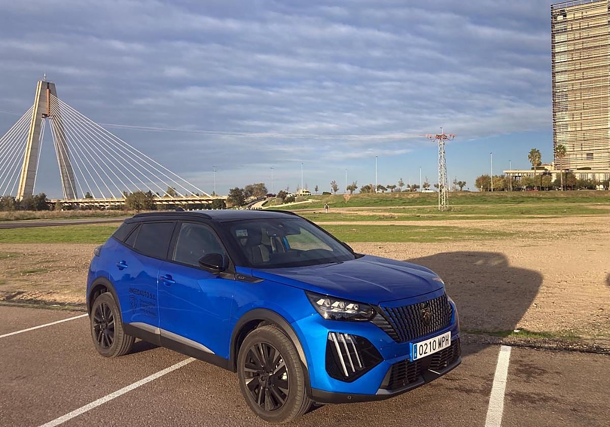 Las llantas de 18'' realzan la figura con neumáticos 215/55 (320 euros) y la luz diurna de tres colmillos.