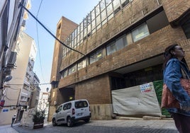 Aspecto actual del edificio de la calle Clavellina, en Cáceres, donde se llevan a cabo demoliciones en el interior, primera fase de la reforma.