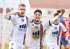 Callejón celebra su gol con Rubén Cabeza en Pueblonuevo.