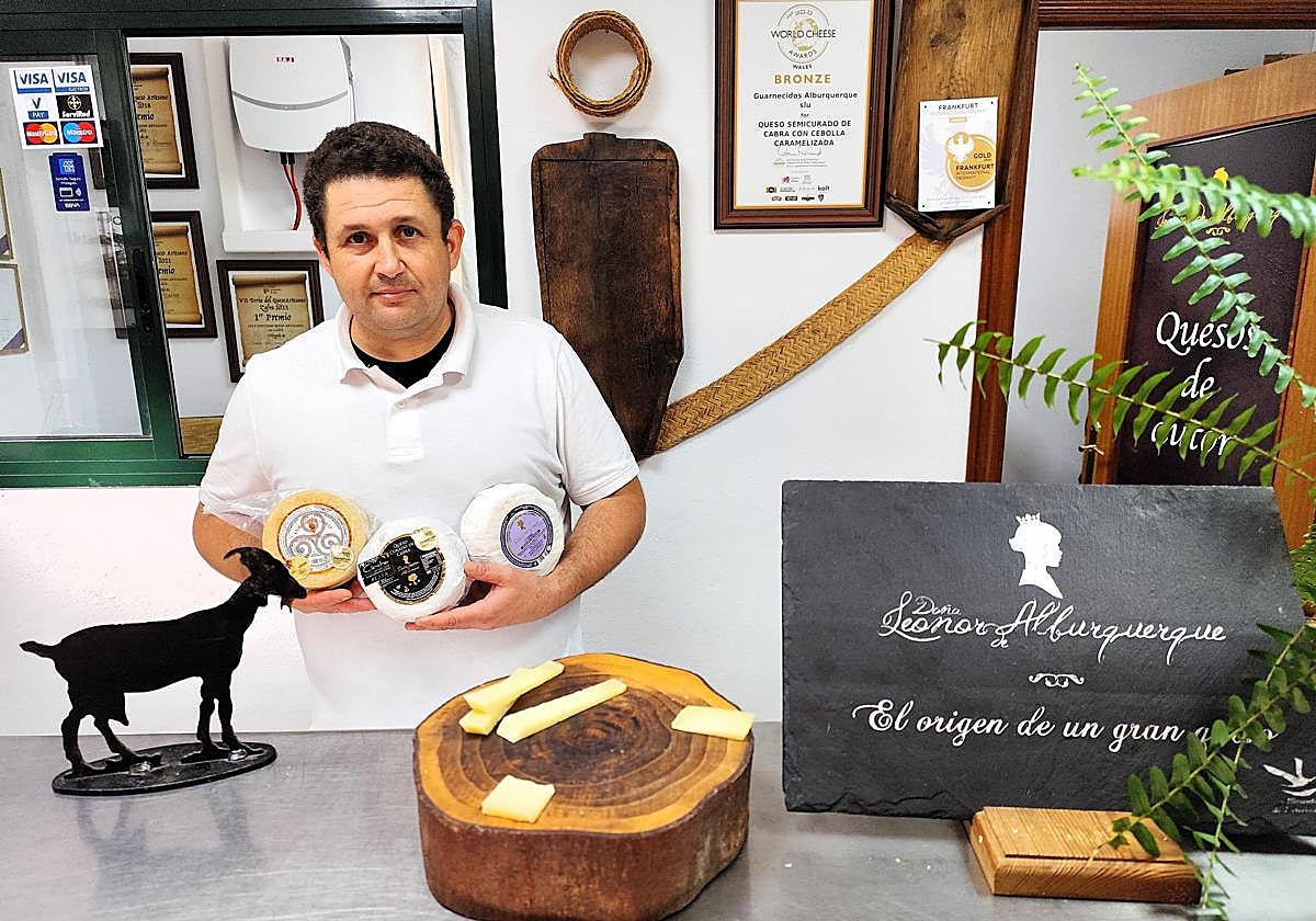 Jesús Martínez sostiene los quesos premiados