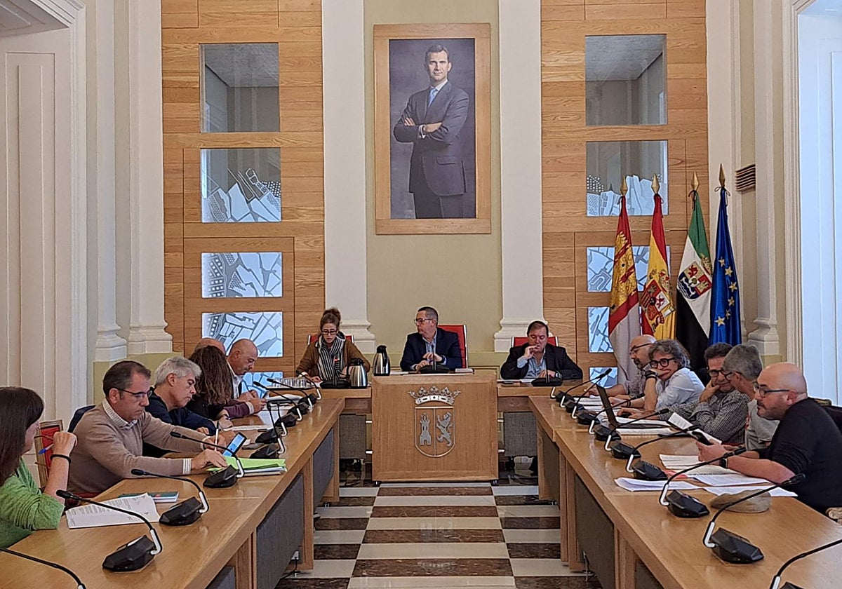 Mesa de negociación celebrada este lunes en el salón de plenos.
