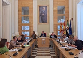 Mesa de negociación celebrada este lunes en el salón de plenos.