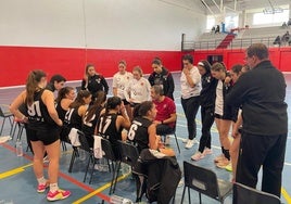 Las jugadoras del San Antonio Cáceres en un tiempo muerto.