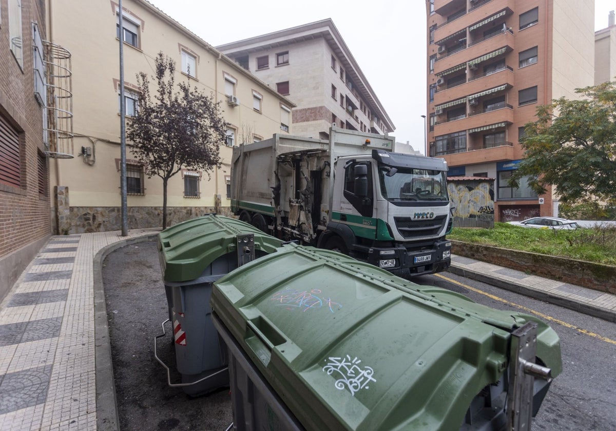 Un camión de la basura obstruye desde el domingo la calle León Leal.