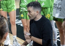 Jesús Sánchez dando instrucciones a sus jugadoras.