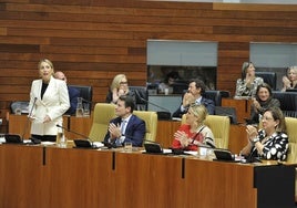 La presidenta de la Junta de Extremadura, María Guardiola, en una intervención en la Asamblea.