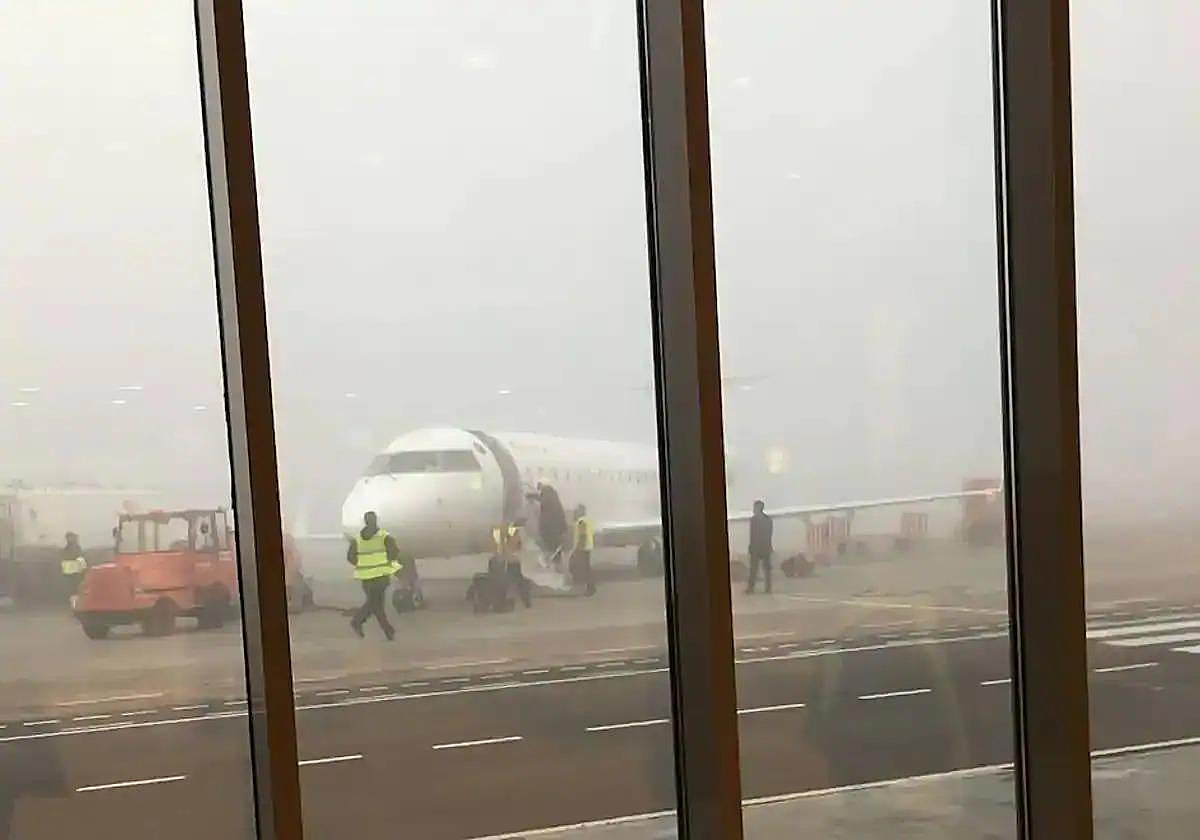 Imagen de archivo del aeropuerto de Badajoz con niebla.