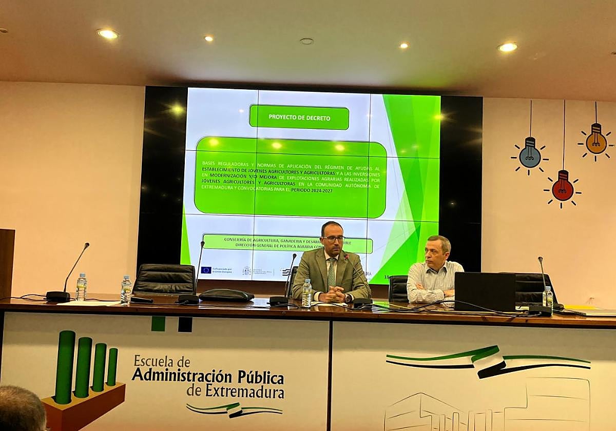 Juan Eloy Rodríguez, a la izquierda, presentó las nuevas ayudas en Mérida el lunes.