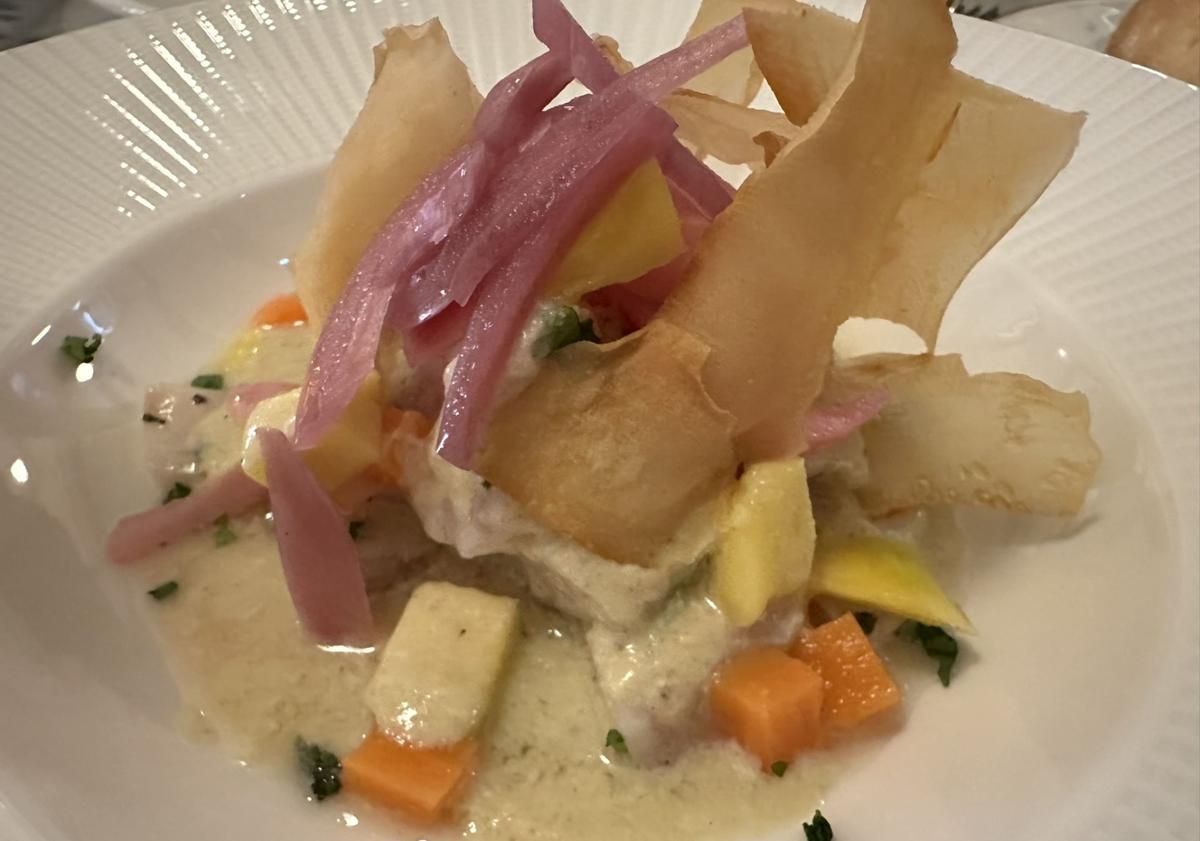 Imagen principal - Ceviche de lubina, carpaccio de presa y pierna de cochinillo.