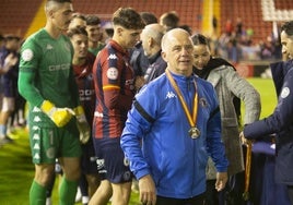 Cisqui durante la entrega de medallas y el trofeo en la final de la Copa Federación.