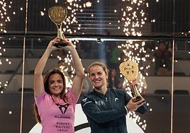Paula Josemaría y Ariana Sánchez celebran el triunfo en la final del P1 de Kuwait el pasado domingo.