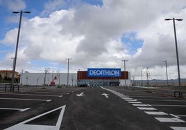 Tienda de Decathlon en los terrenos del antiguo matadero, en los que se proyectó el centro comercial Way.