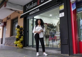 Eva de la Cruz a las puertas de su tienda.