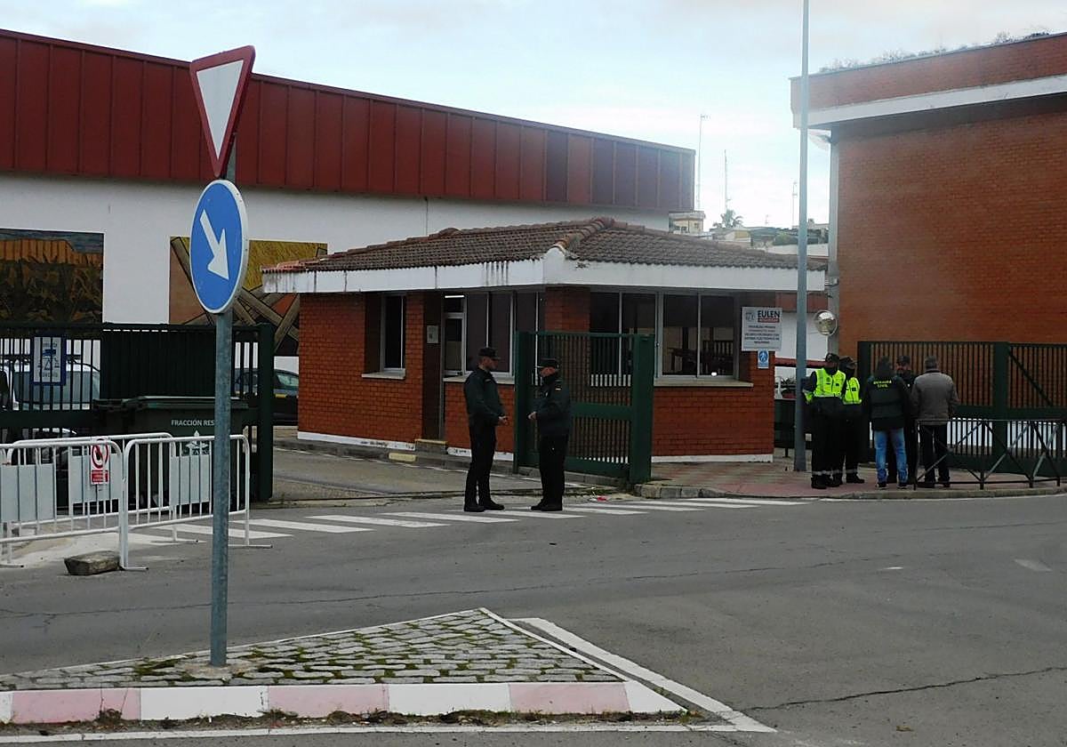 Agentes de la Guardia Civil en los accesos a Cetarsa