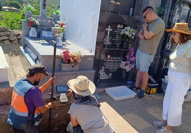 Trabajos en el cementerio de Torremenga el pasado julio.