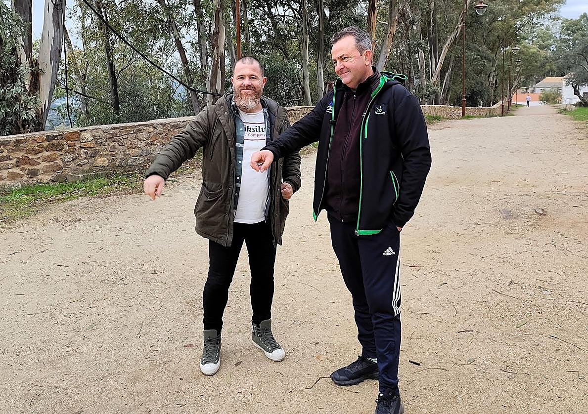 Jesús Martín y Agustín Rubio señalando el circuito de Las Laderas