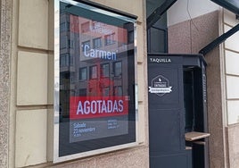 Cartel anunciador de que la ópera Carmen ha agotado las entradas en el teatro López de Ayala.