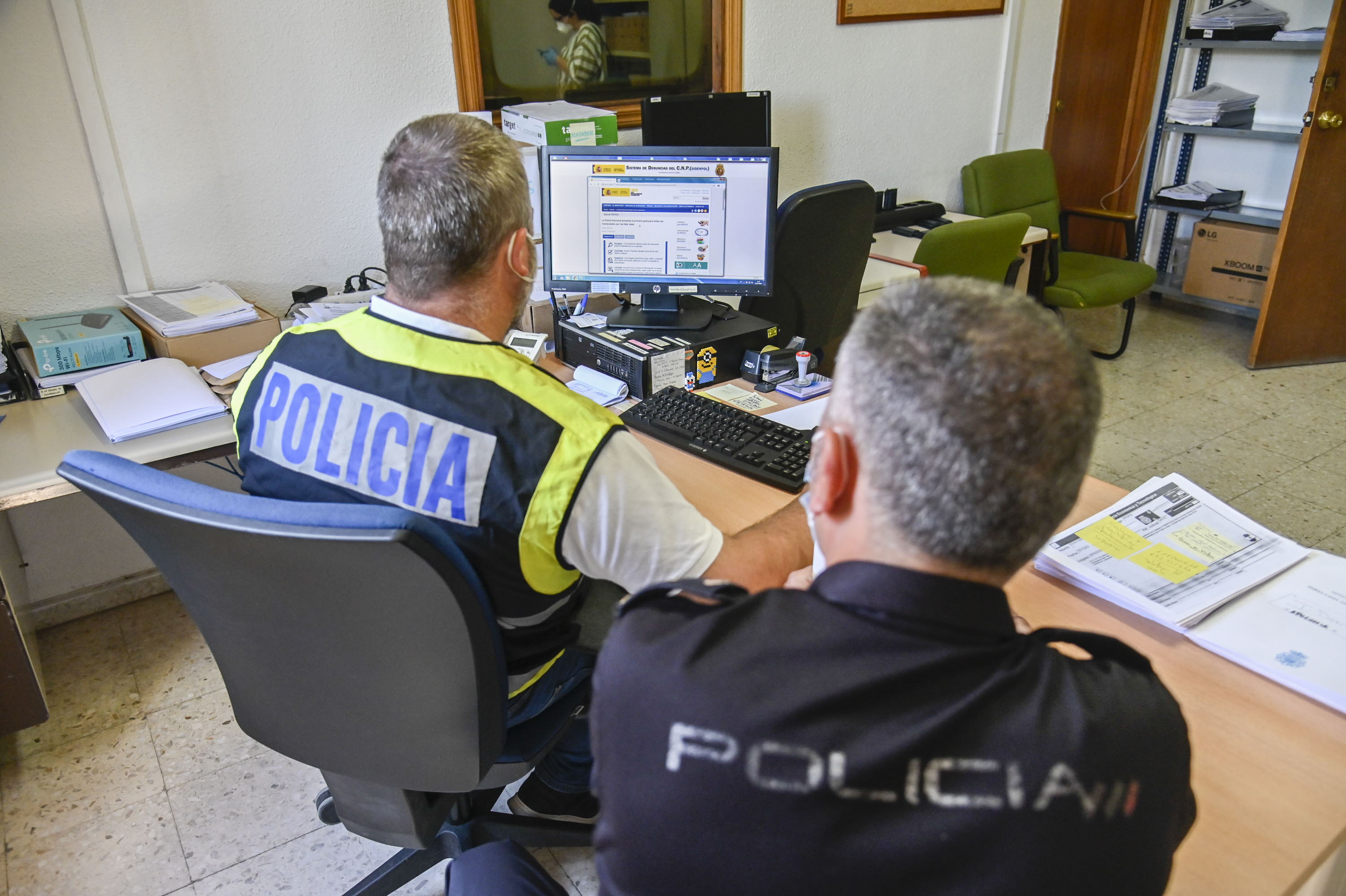 El detenido increpó al resto de residentes con un cuchillo y una pistola