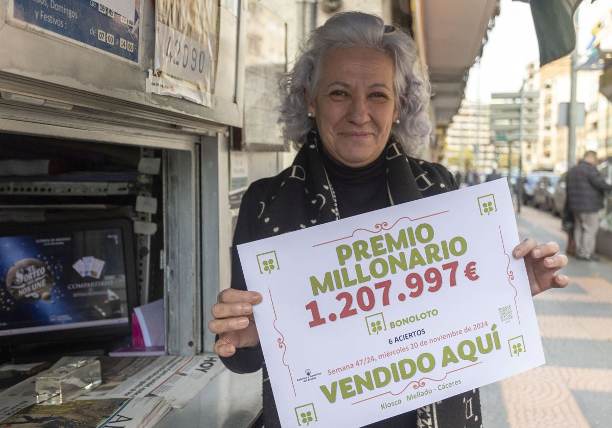 Carmen Álvarez Barrantes en su kiosco de Antonio Hurtado.