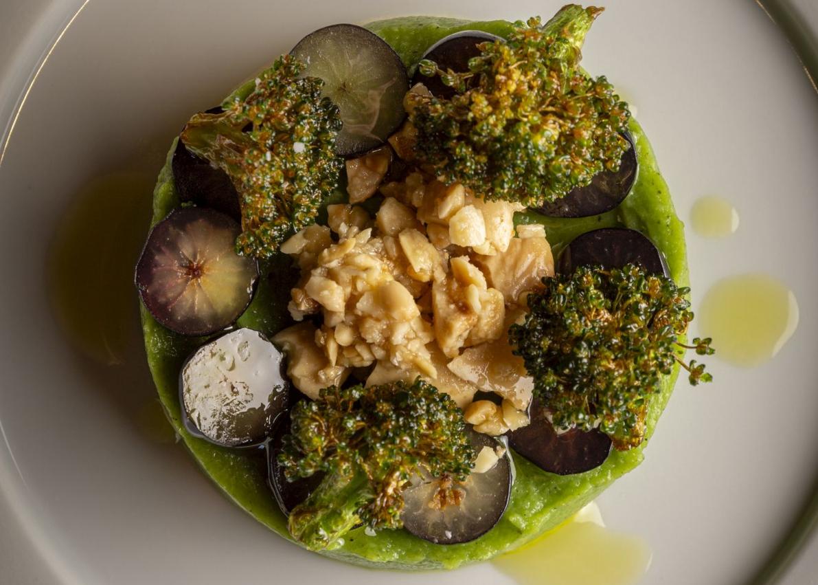 Imagen secundaria 1 - Tartar de paloma, brócoli con arándanos y almendras y gilda de pato.