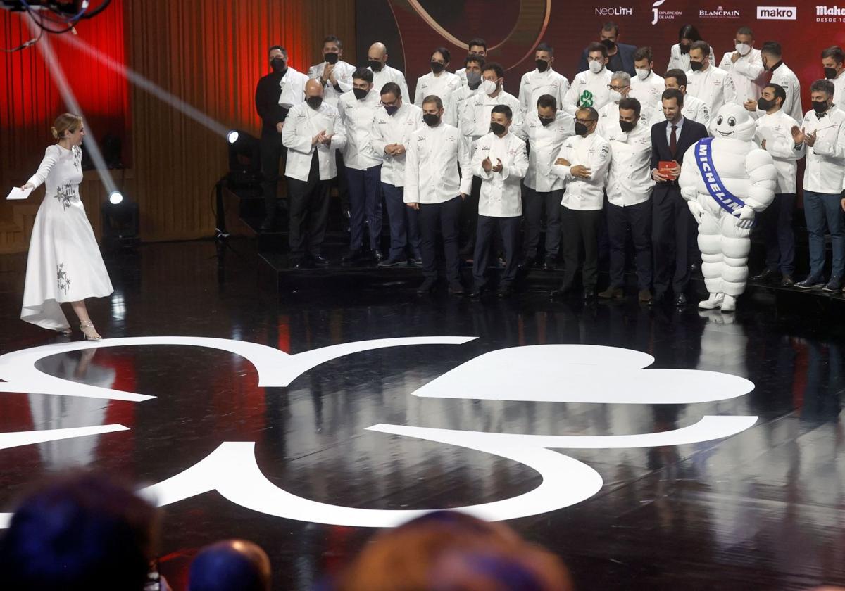 Foto de familia de la gala de 2021 (aún con mascarilla), en la que el restaurante extremeño Versátil consiguió su primera estrella Michelin.