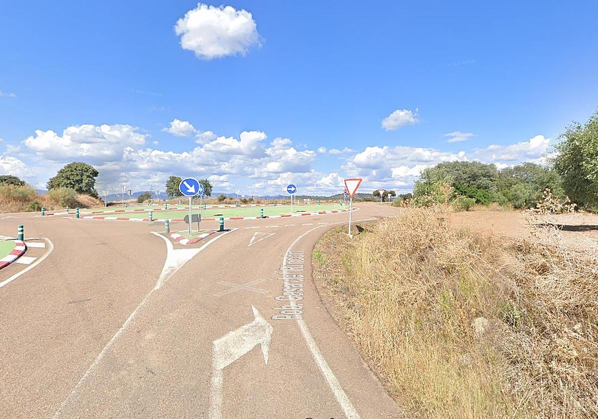 Rotonda en la Ex-116, en dirección a Valdecaballeros desde Logrosán.