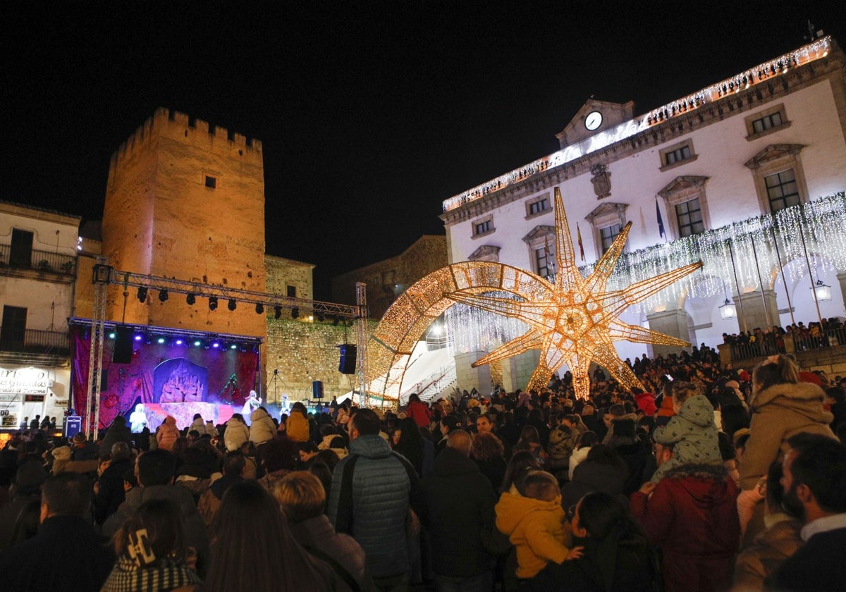 Imagen del encendido del año pasado en la Plaza Mayor de Cáceres.