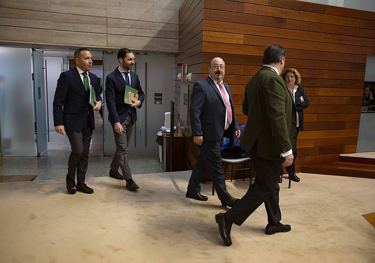 Los diputados de Vox acceden al hemiciclo de la Asamblea en el pleno de este jueves.