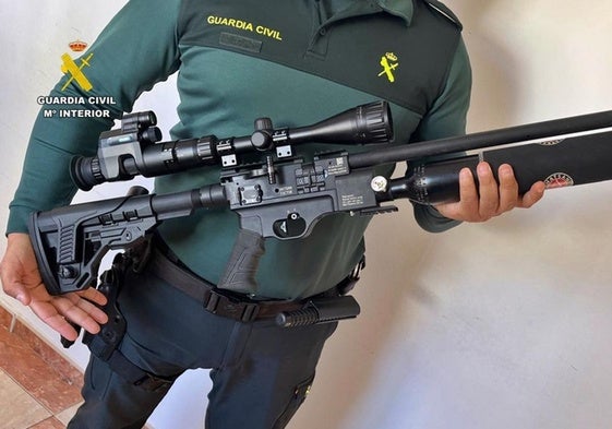 Arma intervenida por la Guardia Civil.