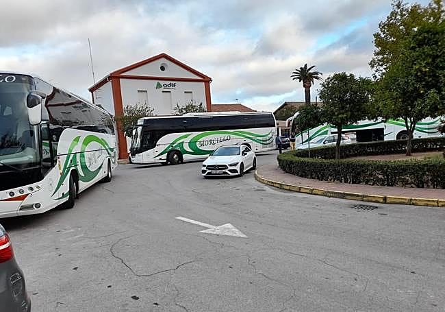 Autobuses preparados para trasladar a los viajeros afectados.