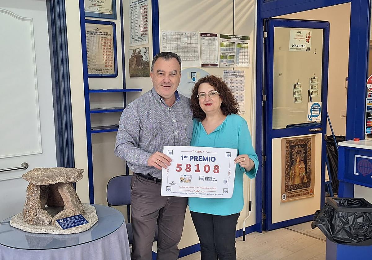 Juan Francisco Bonifacio Sánchez pose con el número premiado en la Administración número 1 de Valencia de Alcántara.