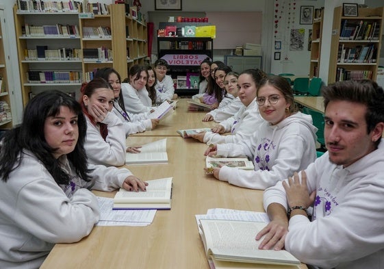 Estudiantes de segundo de Promoción de la Igualdad en la biblioteca del Bárbara de Braganza.