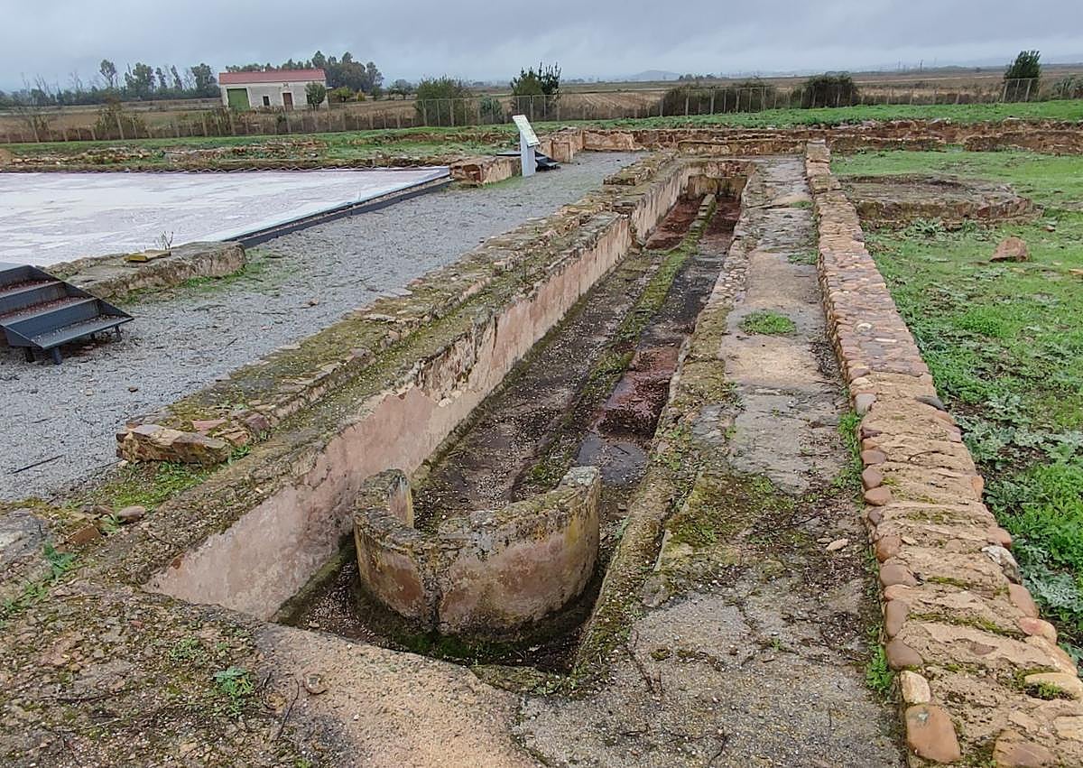 Imagen secundaria 1 - Mosaico y otros detalles constructivos de la villa romana de La Majona. 