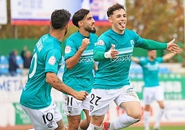 Viti celebra junto a Abreu y Christian su gol del triunfo para el Villanovense.