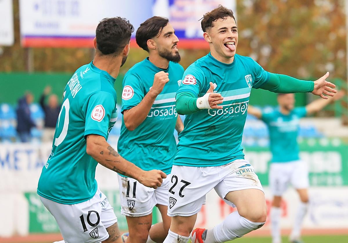 Viti celebra junto a Abreu y Christian su gol del triunfo para el Villanovense.