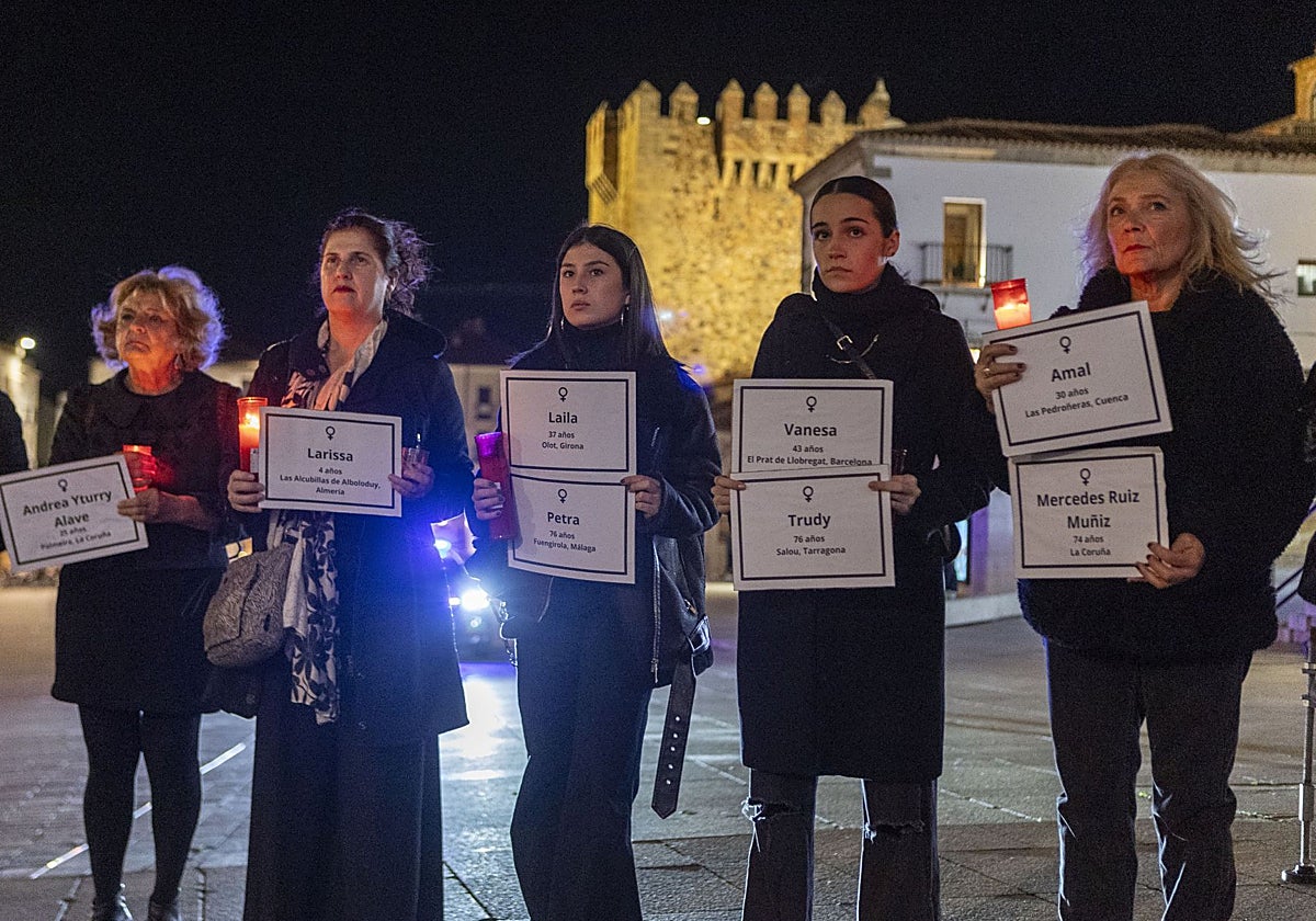 Algunas de las participantes en la vigilia feminista contra la violencia de género organizada por la asociación María Telo, en Cáceres.