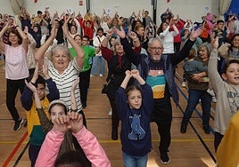 Clase de gimnasia de abuelos y nietos en el pabellón Juancho Pérez.