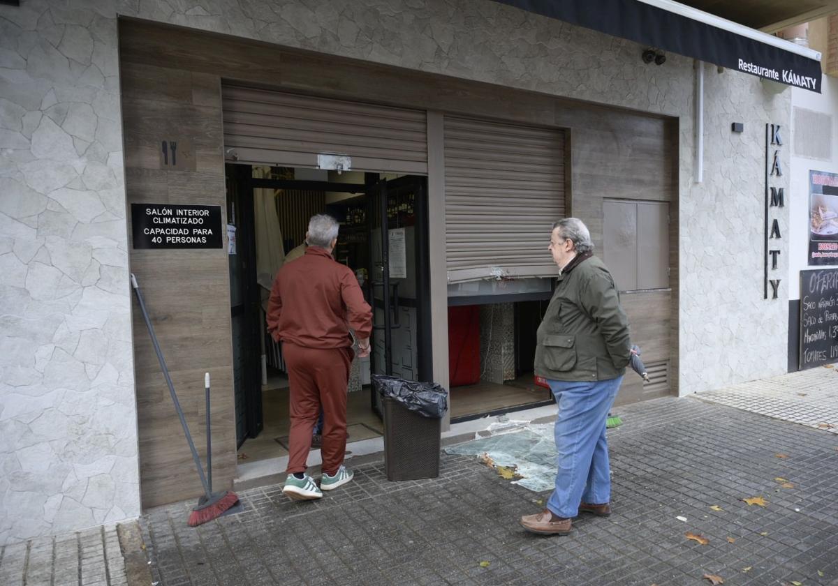 Los ladrones reventaron la cerradura y el cristal para acceder al restaurante.