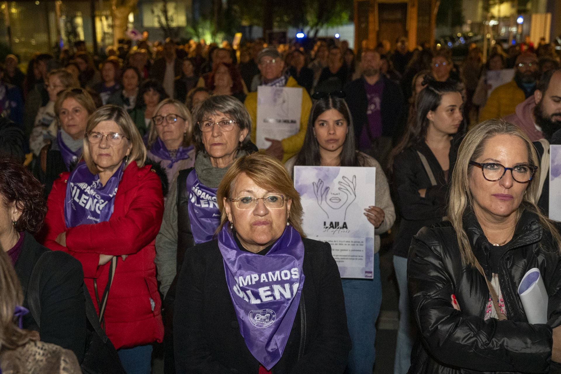 En Badajoz, la Asociación de Mujeres Progresistas, ha convocado esta manifestación desde los juzgados de Colón y hasta el Paseo de San Francisco, con unos 300 asistentes, 