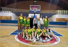 El filial del Al-Qázeres celebra su triunfo en el derbi extremeño ante el BB Baloncesto Badajoz.