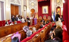 La cantaora Nuria Claveria Borja ha participado en el acto celebrado en el salón de plenos con motivo del 25N.