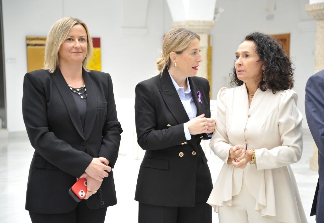 Blanca Martín, presidenta de la Asamblea, María Guardiola, presidenta de la Junta de Extremadura, y María Félix Tena, presidenta del Tribunal Superior de Justicia de Extremadura. 