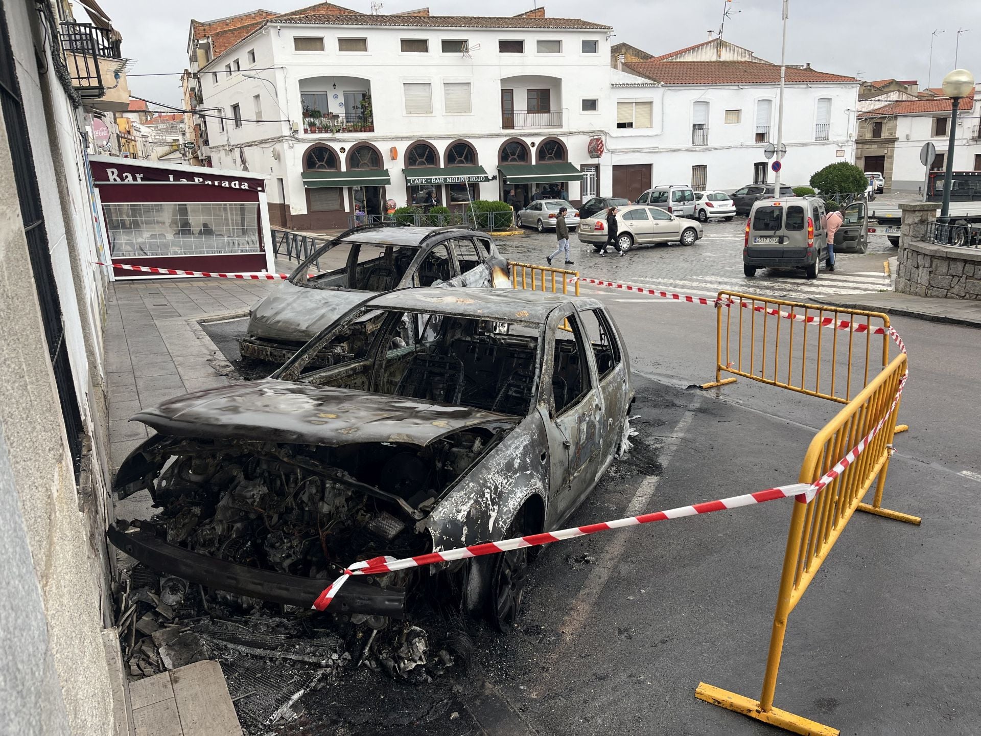 Así han quedado los coches y la vivienda tras el incendio en Zalamea de la Serena