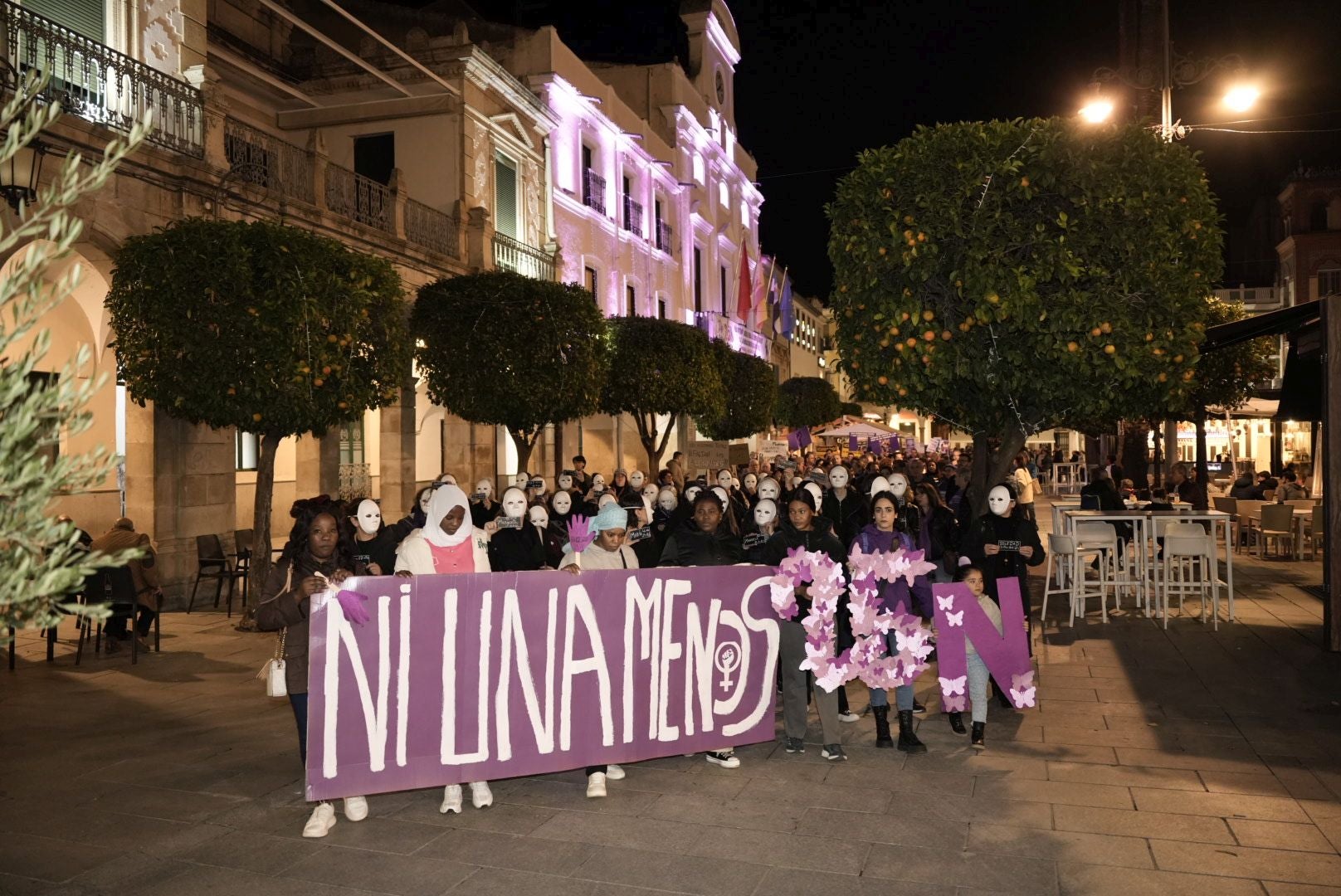 En Mérida, alrededor de medio millar de personas han clamado contra la violencia machista y los agresores.