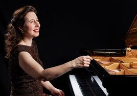 La directora y solista de piano Angela Hewitt debuta con la Orquesta de Extremadura y un repertorio de Bach