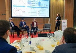 De izquierda a derecha, los participantes de la mesa redonda del Foro de Mercados Santander: Luis Expósito, jefe de Área de HOY; Gerardo Puerta, director Asset Allocation de Banco Santander; Laura Velasco, economista sénior del Área Mercados de Banco Santander; y Begoña Martínez, directora de Mercados de Banco Santander Extremadura.